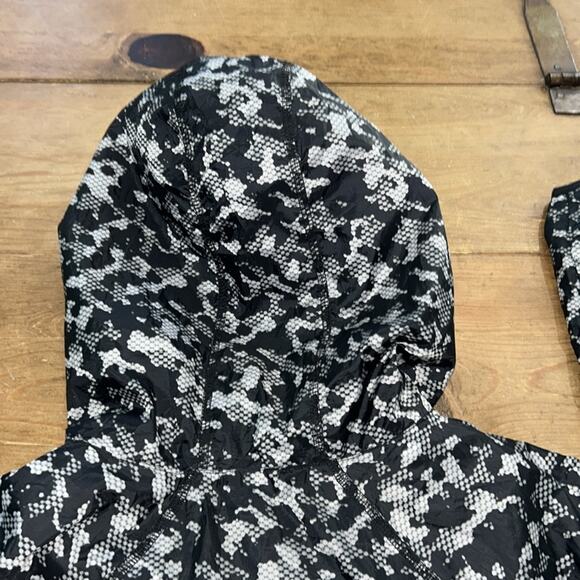 Tommy Hilfeger Sport Women’s Full Zip Black Camo Hooded Windbreaker Size Large - Picture 10 of 10